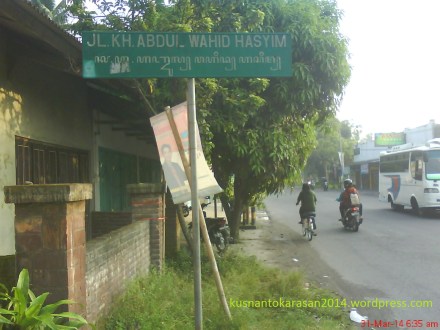 Awal Jalan KH Abdul Wahid Hasyim dari perempatan Palbapang