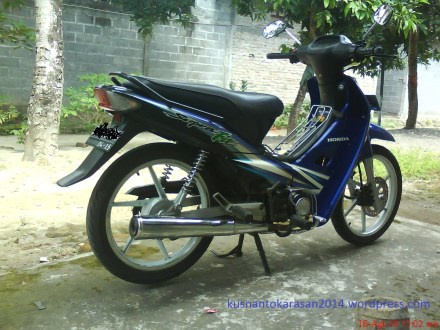 gambar motor Honda Supra Fit 2005 warna Hitam-Biru.
