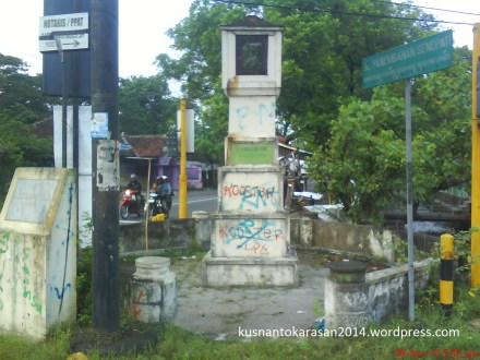 tugu jam menghadap ke Utara