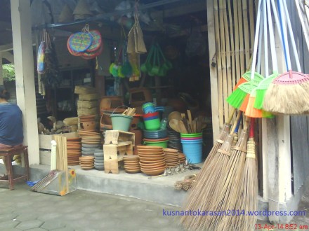 Kios sisi barat menjual alat-alat rumah tangga.