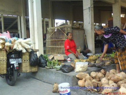 Seorang Ibu pedagang aneka rupa pangan.
