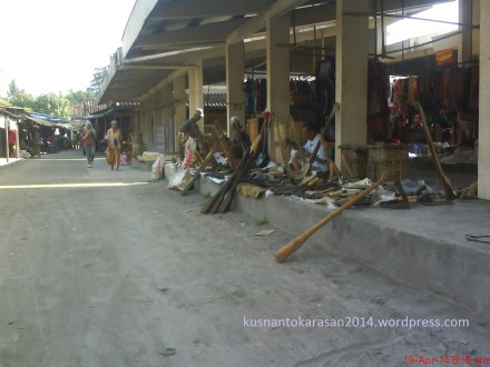 Penjual alat-alat pertanian dan pertukangan sisi Barat Los Pasar Jodog.