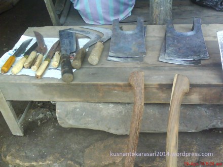 Alat- alat konvensional hasil pengrajin pande besi.