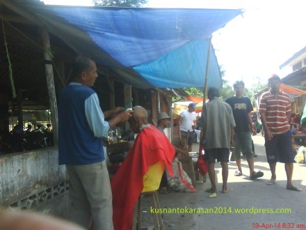 Tukang Cukur  atau potong rambut di sisi Utara Pasar Jodog.