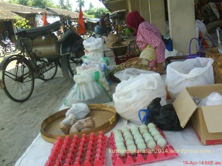 Penjual beras, telur. gula jawa di sisi Barat los Pasar Jodog.