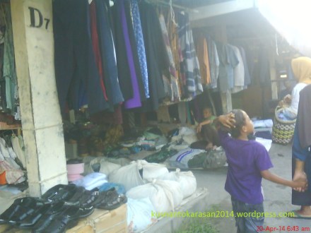 Los pakaian di Pasar Pundong.