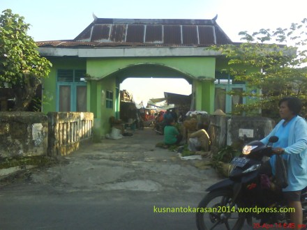 Pintu Gerbang Pasar Pundong menghadap ke Selatan.