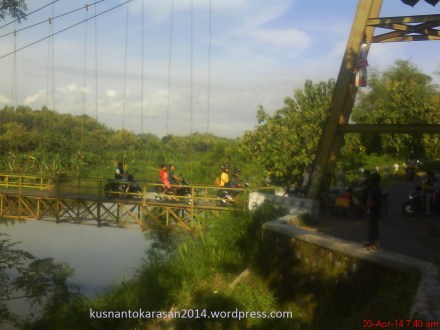 Sabar, gantian ya! jika akan lewat di jembatan.