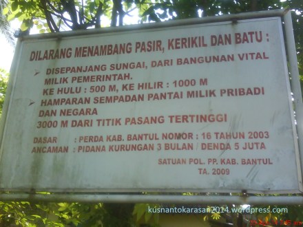 Papan larangan untuk tidak mengambil material sungai di sekitar jembatan.