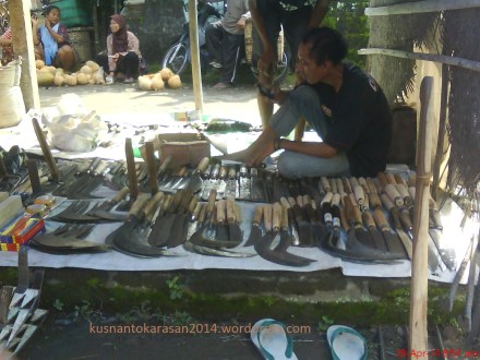 Penjual aneka alat pertanian di Pasar Turi.