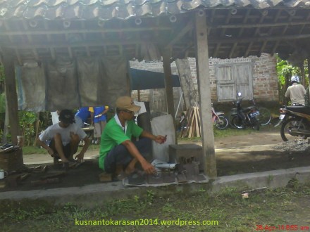 Pengrajin Pande Besi di Pasar turi.