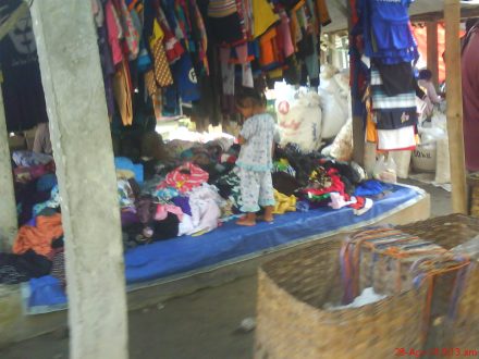 pedagang pakaian Pasar Turi.