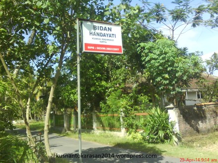 Plakat Papan nama Bidan Handayati