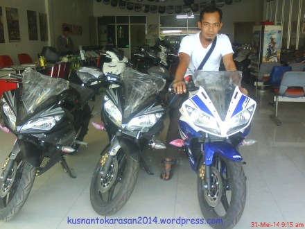 Numpang nampang di Yamaha R15 warna Biru-Putih