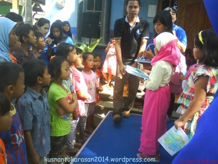 penyerahan hadiah lomba mewarnai anak-anak