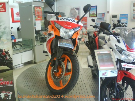 Tampak depan CBR 150R edisi Repsol produk import Thailand