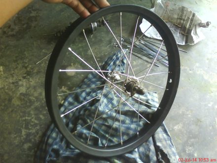 Ruji telah terpasang menjadi sebuah roda sepeda.