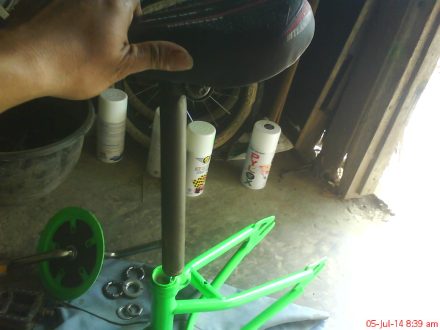 masukkan sadle pada lubang tengah atas.