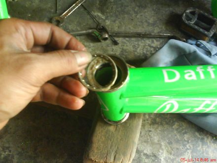 berikan paslin/gemuk dan pasang bearing pada mangkuk-an porok