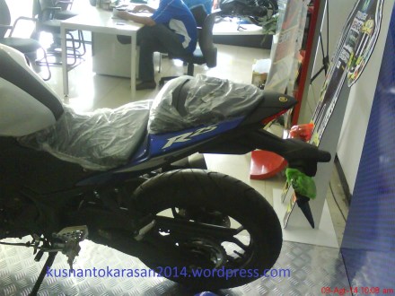 belakang kiri R25 warna biru-putih livery motogp