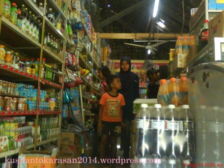 Toko Moncher bagian tengah, kelontong dan kebutuhan harian