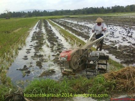 Mesin traktor pembajak tanah sawah