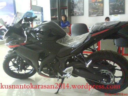 Yamaha R25 warna hitam/ Predator BLACK