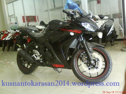 samping kanan depan Yamaha R25 warna Hitam/ Predator BLACK