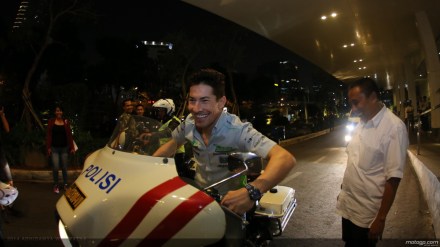 Kayaknya Hayden sedang menjajal motor patroli pak polisi