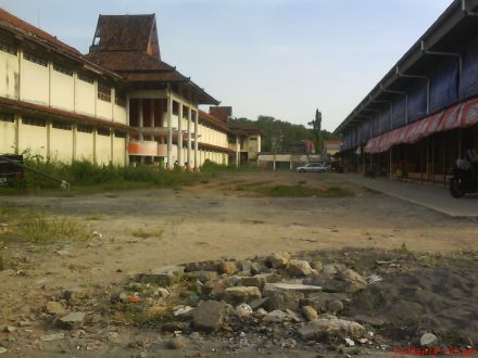Tampak belakang Kios Depan Pasar Bantul yang telah di pugar