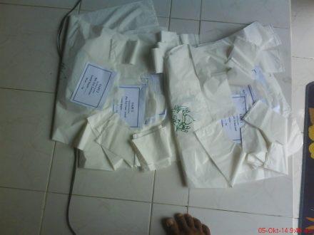plastik yang telah di beri label dan di cap untuk wadah daging bagi sohibul qurban