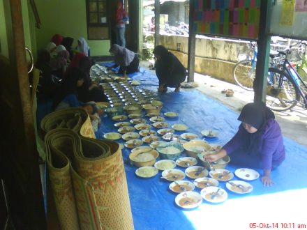 Nih hasil karya pemudi dan ibu warga dusun Karasan intuk makan siang.