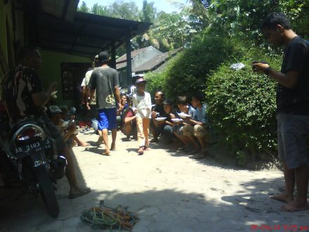 Saatnya makan siang para pelaksana penyembelih hewan Qurban dusun Karasan