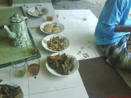 Aneka makanan dan teh hangat teman bekerja di acara penyembelihan hewan qurban