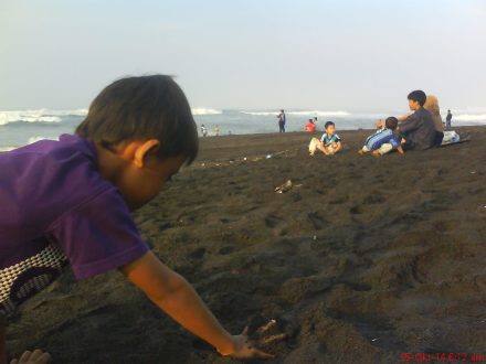 riangnya anak-anak bermain pasir pantai
