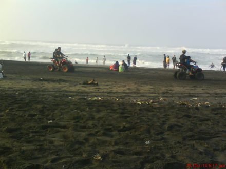 naik ATV di pantai Depok-Parangtritis