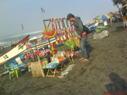 aneka mainan anak di pantai Depok-Prangtritis