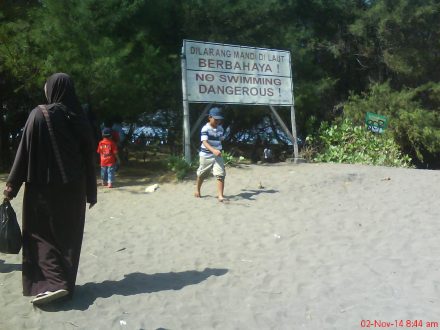 papan larangan mandi di pantai yang berada di pantai Goa Cemara