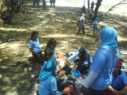 enaknya lesehan di pantai Goa Cemara
