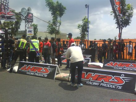 penyerahan helm SNI kepada 5 penonton