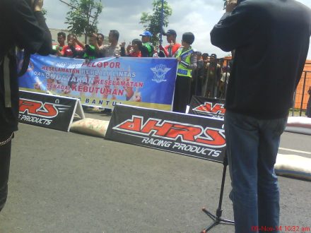 Foto bersama Kapolres Bantul dengan spanduk safety ridding