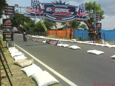 Pembalap saat menyentuh garis finish