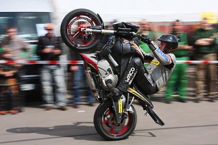 Wheelie dengan motor