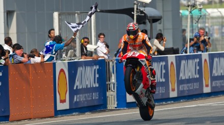 Aksi Marc Marquez melakukan wheelie saat memenangi sebuah balapan di MotoGP ™.