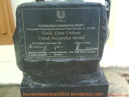 sebuah prasati yang menandakan peresmian pembangunan kembali 'Puskesmas Bambanglipuro' paska gempa