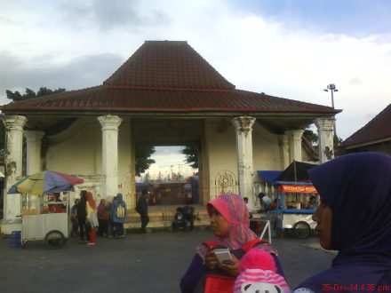 Gapura masuk ke masjid gedhe Kauman Yogyakarta
