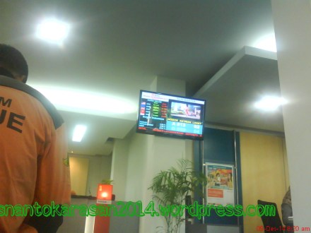 Layar Monitor menunjukkan nomor antrian dan nomor meja layanan bank BNi Bantul