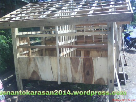 Tampilan kandang kambing dari sisi belakang