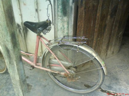 Gantunglah sepeda agar lebih mempermudah proses pengerjaan mengganti ban