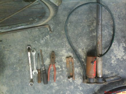 Ini alat-alat untuk melepas dan memasang ban sepeda